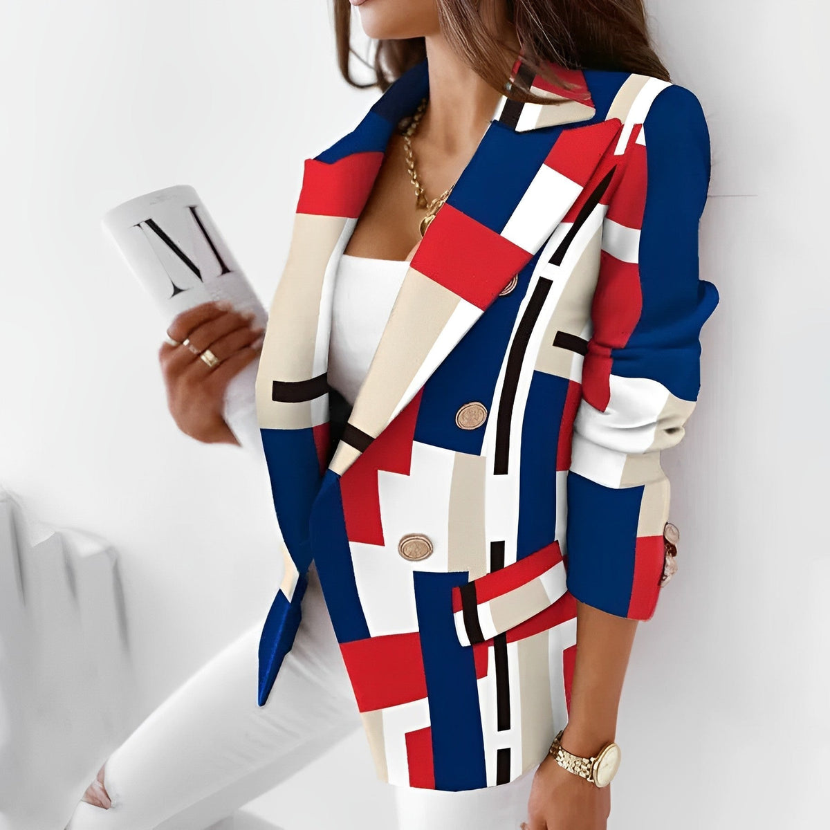 Frau in modernem, farbenfrohem Blazer mit geometrischem Muster, hält Zeitschrift. Stilvolle Mode, trendiger Look, elegantes Design.