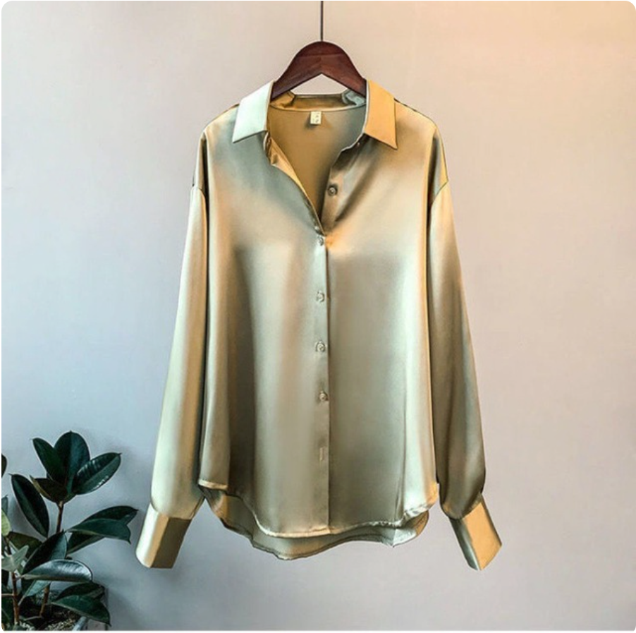 Seidenbluse Damen, goldfarben, langärmlig, Knopfleiste, elegantes Design, hängend auf Holzkleiderbügel, modische Damenbekleidung.