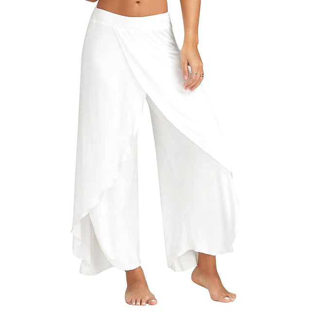 Weiße Damen-Haremshose, locker geschnitten, aus leichtem Stoff, ideal für Sommer und Strand. Bequeme, modische Damenbekleidung.