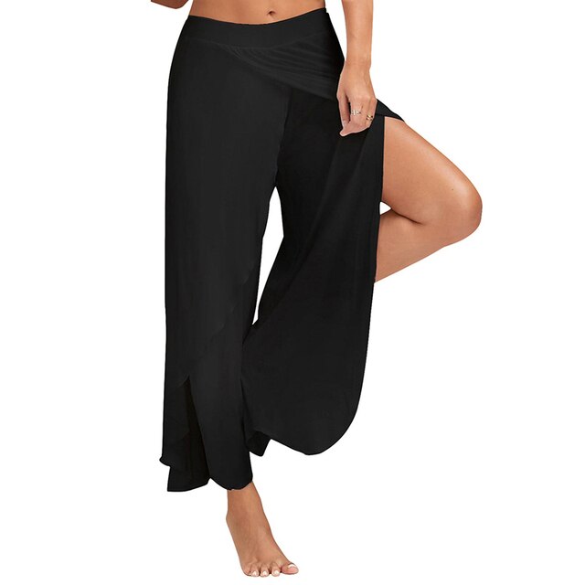 Schwarze Damen-Strandhose mit weitem Bein und hohem Schlitz, ideal für Sommermode und Strandbekleidung. Elegantes Design, bequem und luftig.